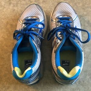 Women’s Brooks tennis shoes